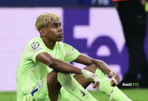 Yamal terlihat tertunduk usai Barcelona gagal melaju ke final Liga champion 2025.