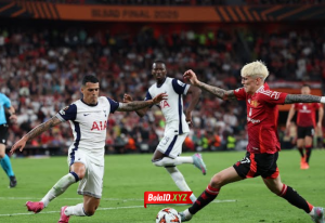 Garnacho kesulitan untuk menembus daerah pertahanan Tottenham di final Liga Eropa.