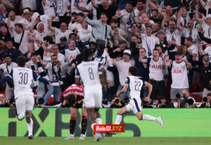 Tottenham akhirnya mengangkat trofi bergengsi setelah mengalah Man united di final dengan skor 1-0.