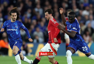 Mount mencoba melewati pemain lawan dalam Pertandingan Chelsea vs Manchester United