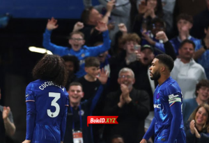 Marc Cucurella merayakan golnya yang membawa Chelsea menang 1-0 