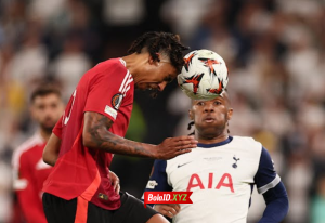 Para Pemain Manchester united mencoba meningkatkan intens permainan di babak kedua saat melawan Tottenham di final Liga Eropa.