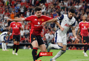 Manchester United mencoba bermain agresif di babak pertama saat melawan Tottenham di final Liga Eropa.