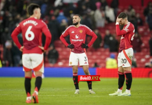 Manchester United gagal bersaing di papan atas Liga Inggris, dengan hasil yang inkonsisten dan pertahanan yang lemah.