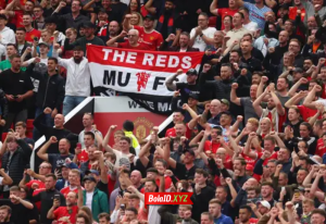 Fans Man United meneriakan perubahan besar di dalam tubuh klub kesayangan mereka.