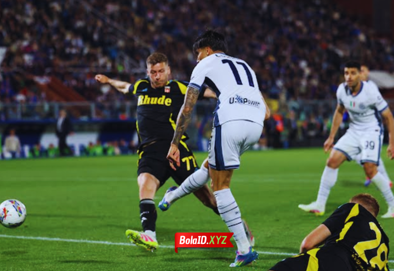 Joaquin Correa mencetak gol ke gawang Como