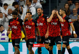 Mallorca mengejutkan tuan rumah dengan mencetak gol lebih dulu pada menit ke-11 melalui Martin Valjent. 